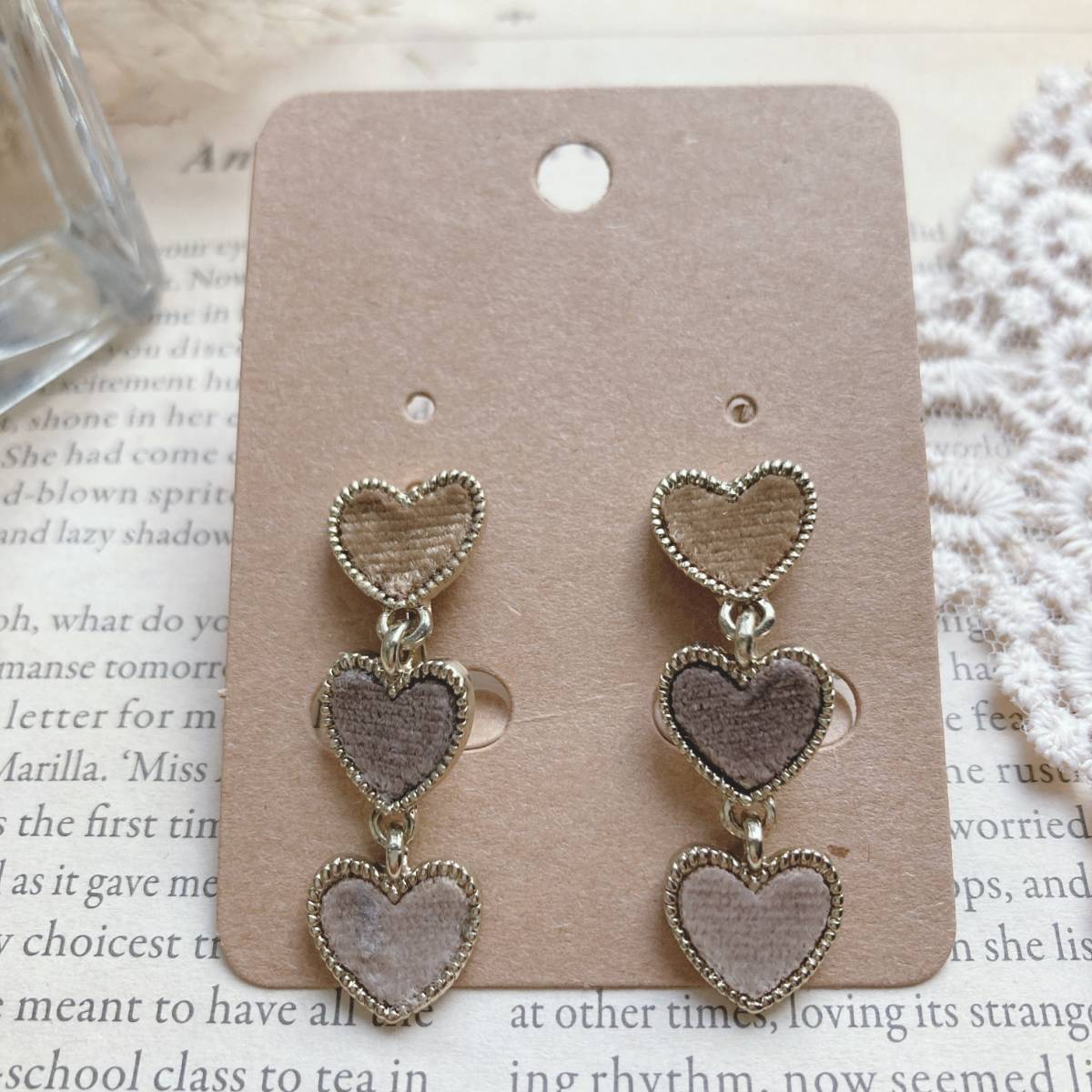 ヴィンテージイヤリング 3連ハートモチーフ ベルベット 三色切替 brown gray☆Vintage jewelry accessories A0915拍卖