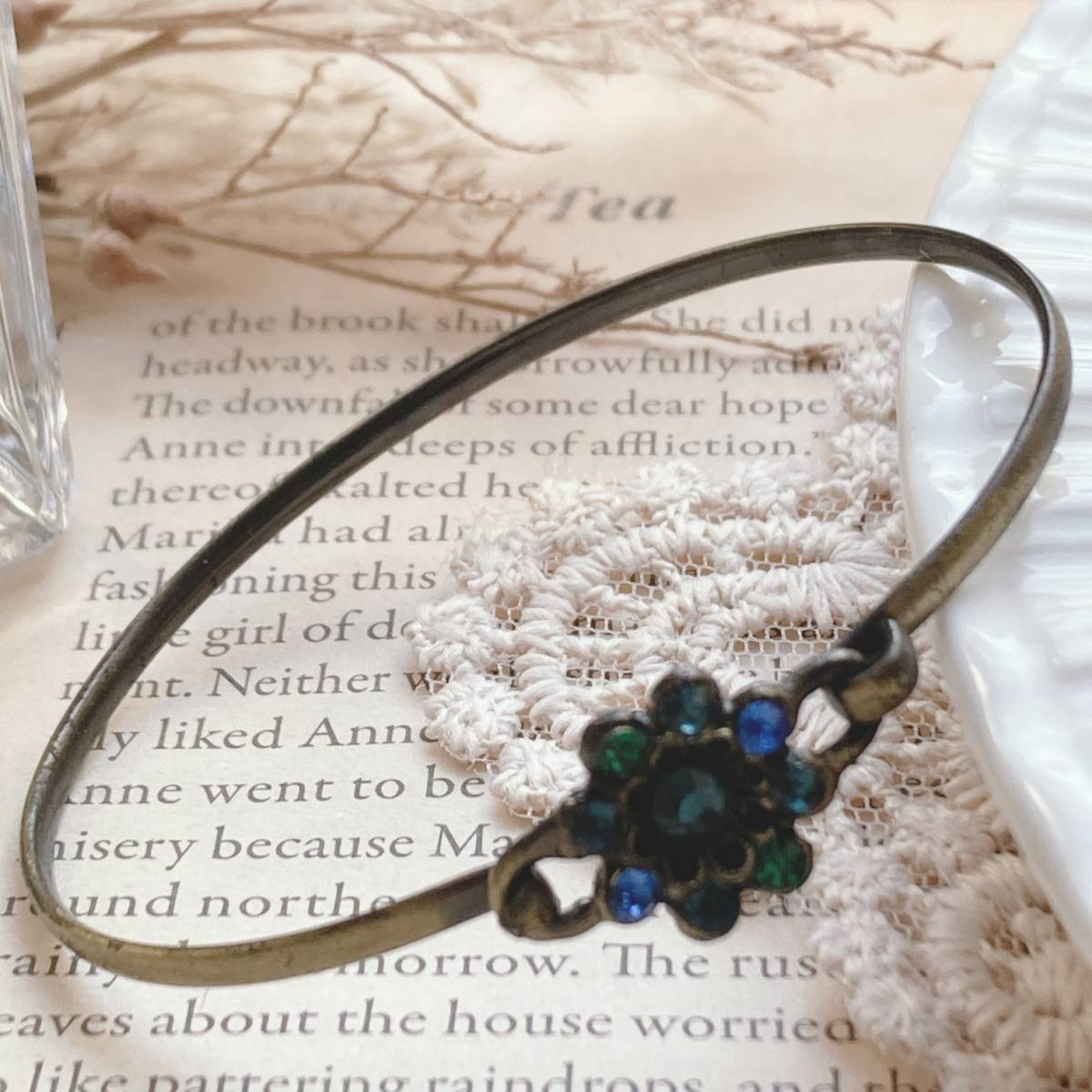 ヴィンテージブレスレット ブルーストーン 花刻印 フラワー ワイヤー 金古美 アンティーク☆Vintage jewelry accessories k0042拍卖