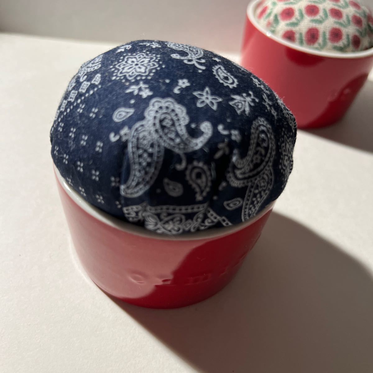 100均の赤い器 ピンクッション*紺色ペイズリー柄*拍卖