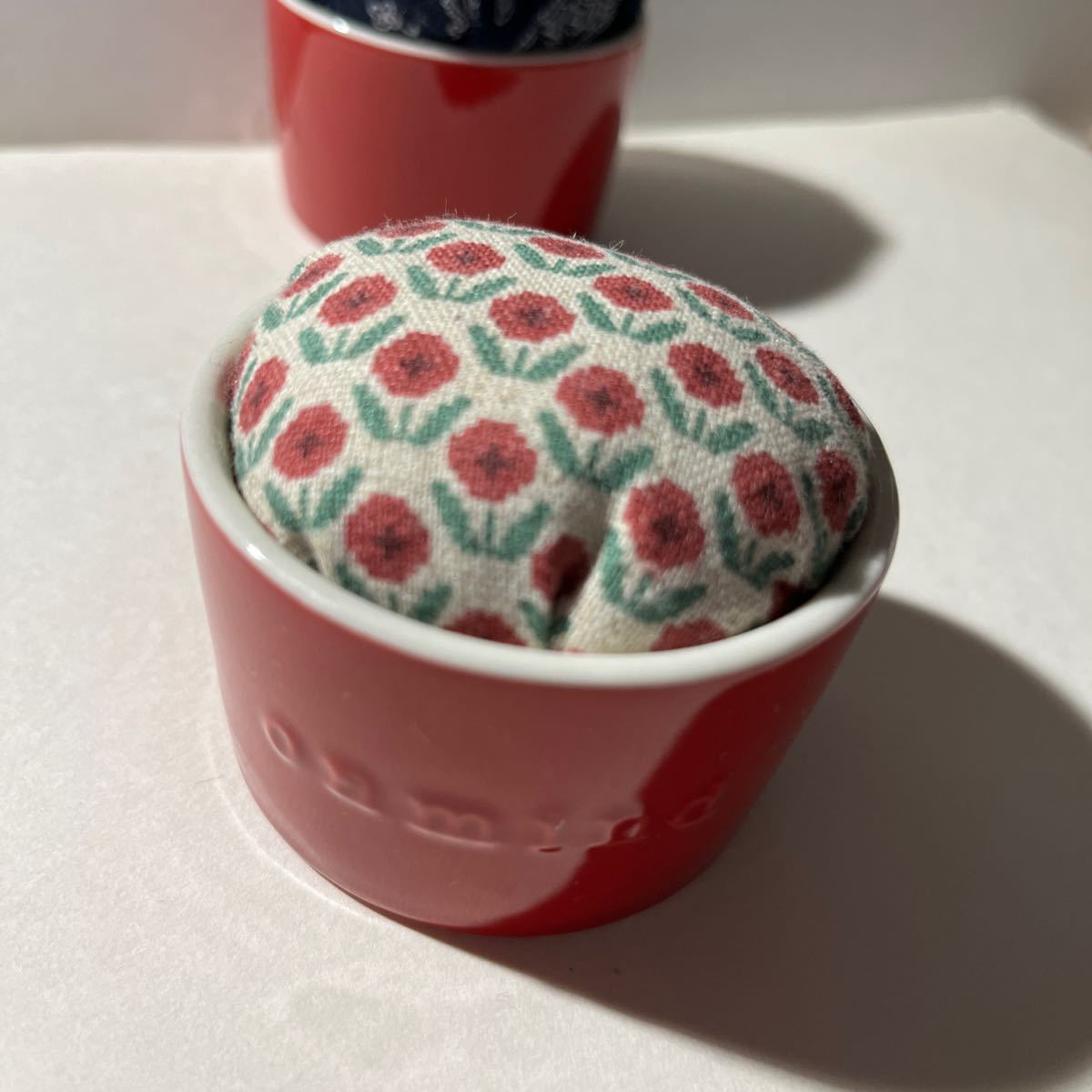 100均の赤い器のピンクッション*赤い花柄*拍卖