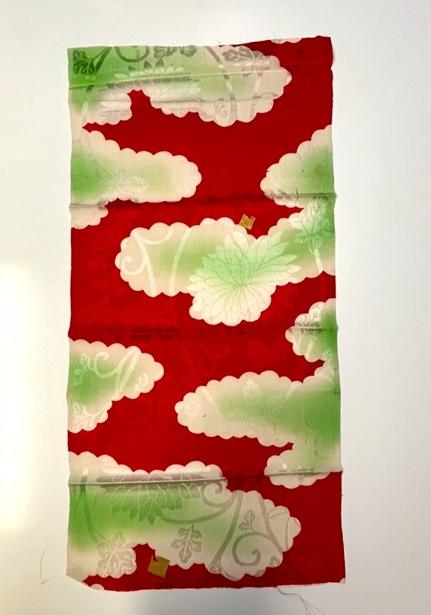 花とら●リサイクル端切れ 赤 雲取り 菊地紋 リメイク 素材 細工用 231224-26拍卖