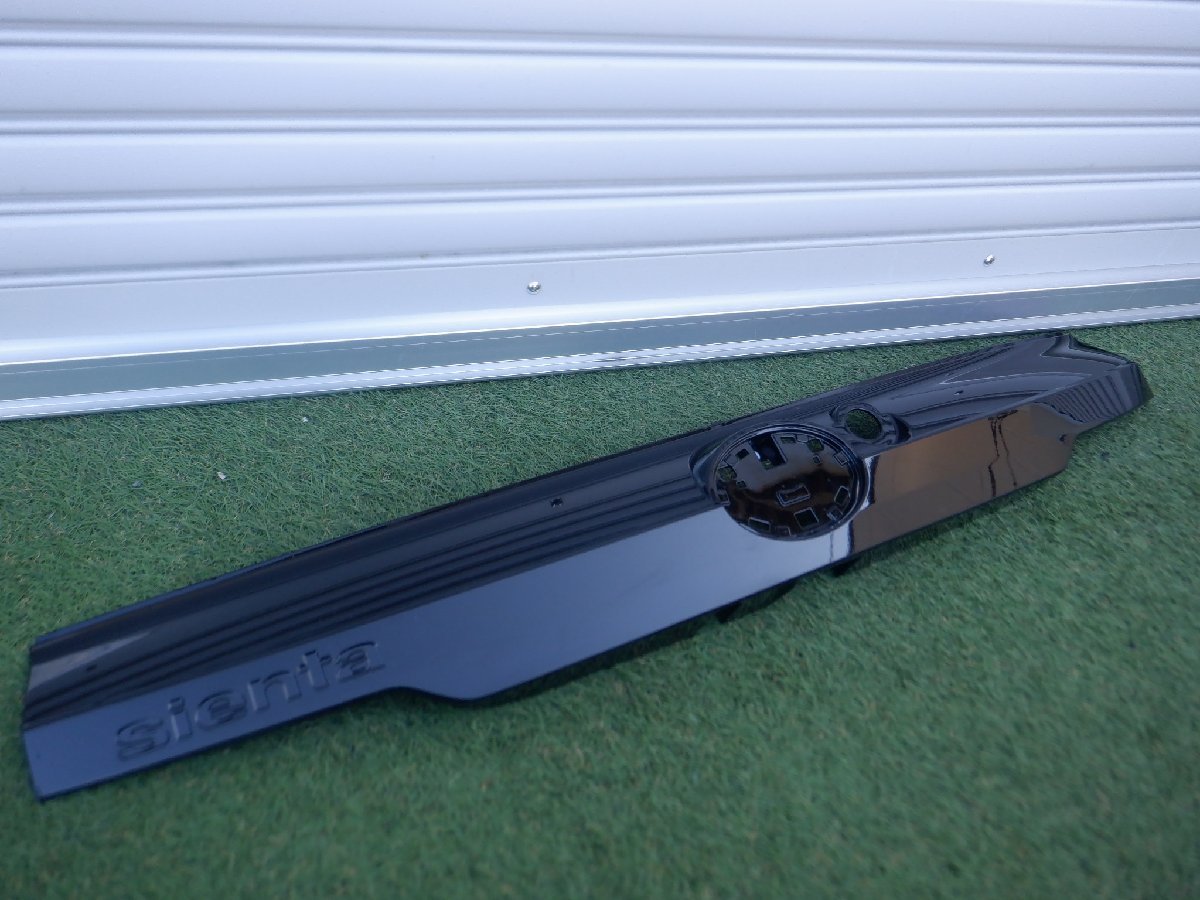 新車外し トヨタ純正 MXPC10G MXPL10G MXPL15G 10系 シエンタ バックドア リアゲート リア ガーニッシュ パネル 76801-52570 m-24-1-56拍卖