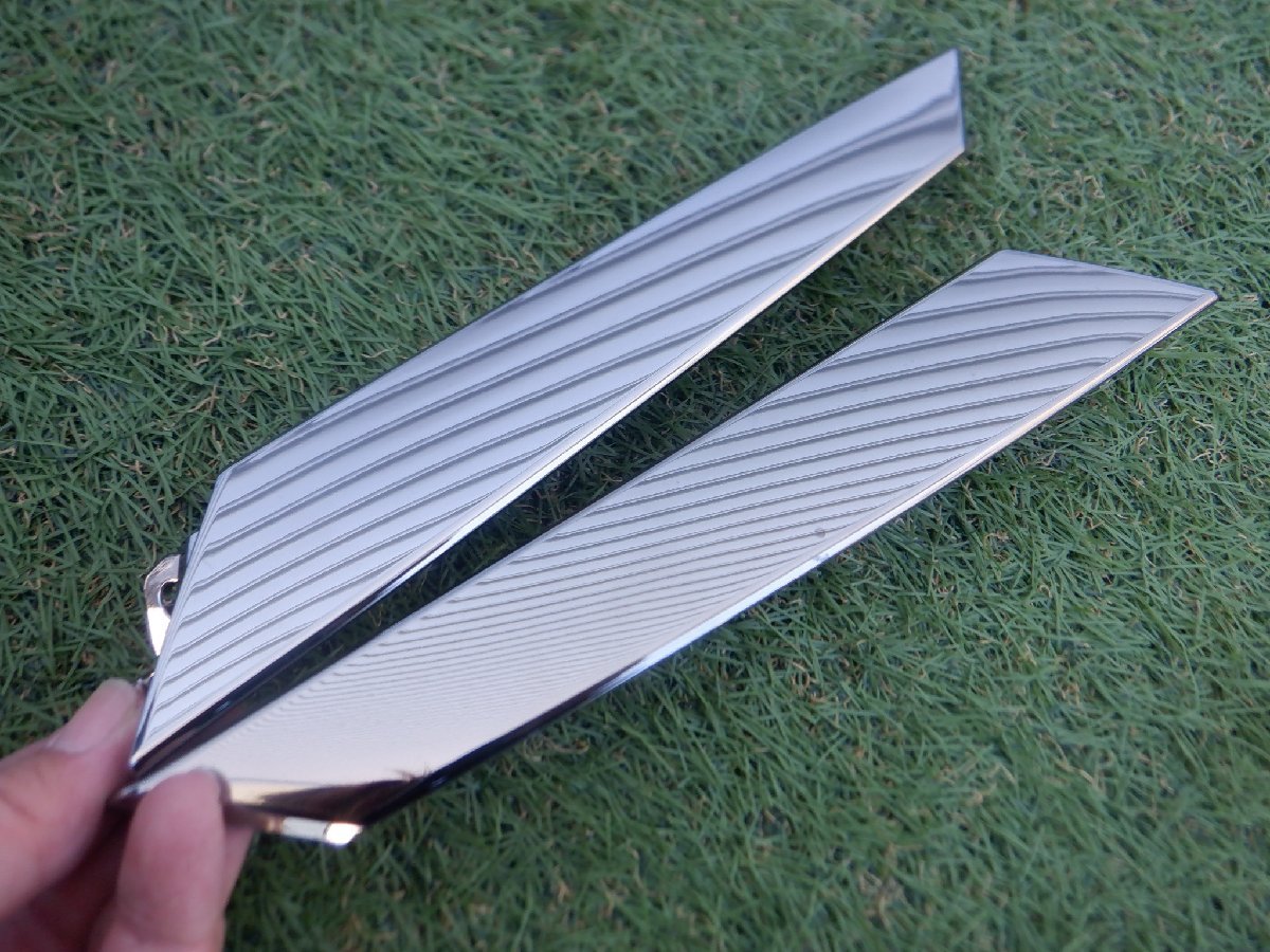 新車外し トヨタ純正 ZWR90W ZWR95W MZRA90W MZRA95W 90 ノア スモークメッキ フロントグリル 端部分 パーツ 53124-V1010 m-24-1-606拍卖