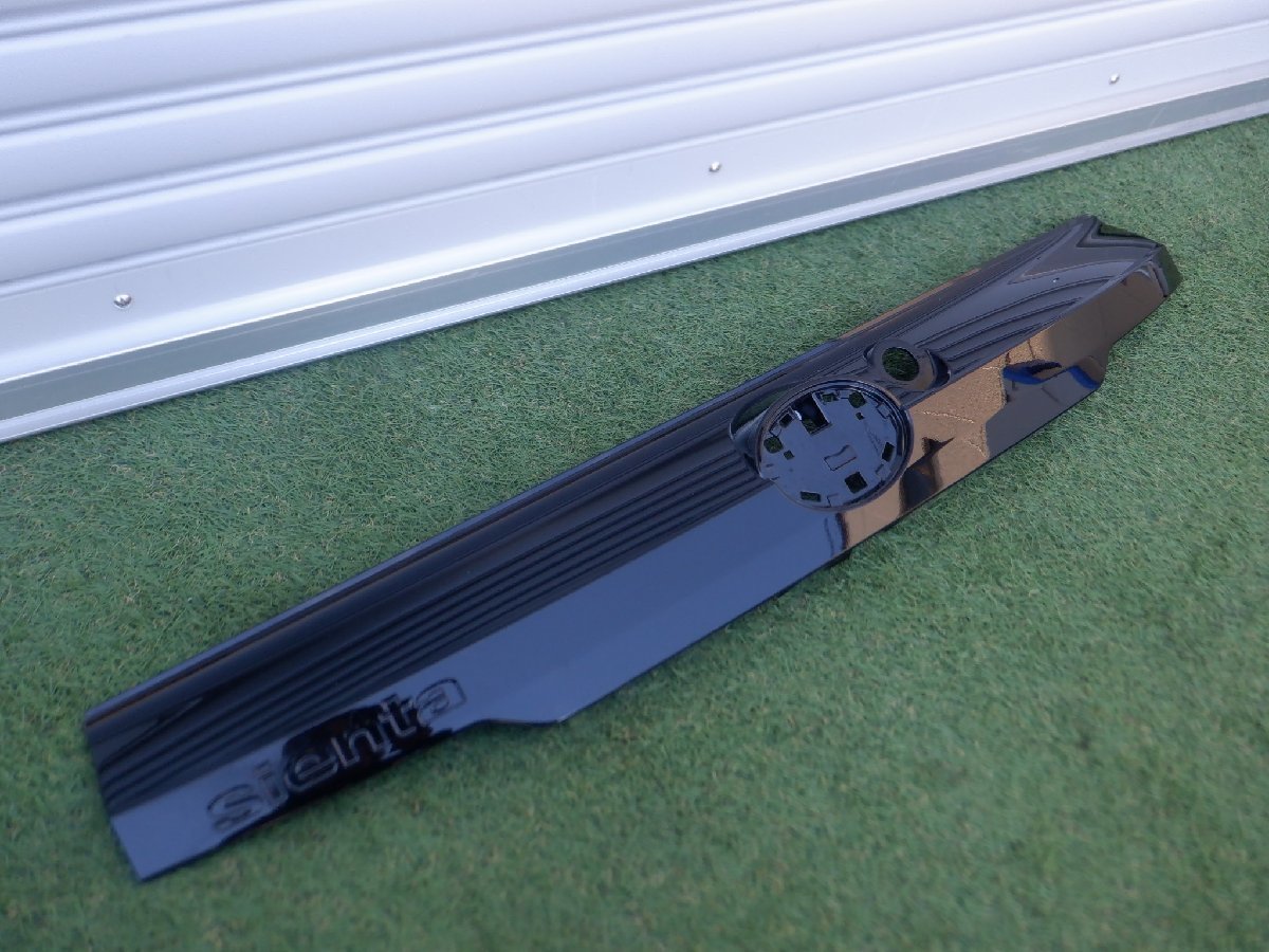 新車外し トヨタ純正 MXPC10G MXPL10G MXPL15G 10系 シエンタ バックドア リアゲート リア ガーニッシュ パネル 76801-52570 m-24-1-689拍卖