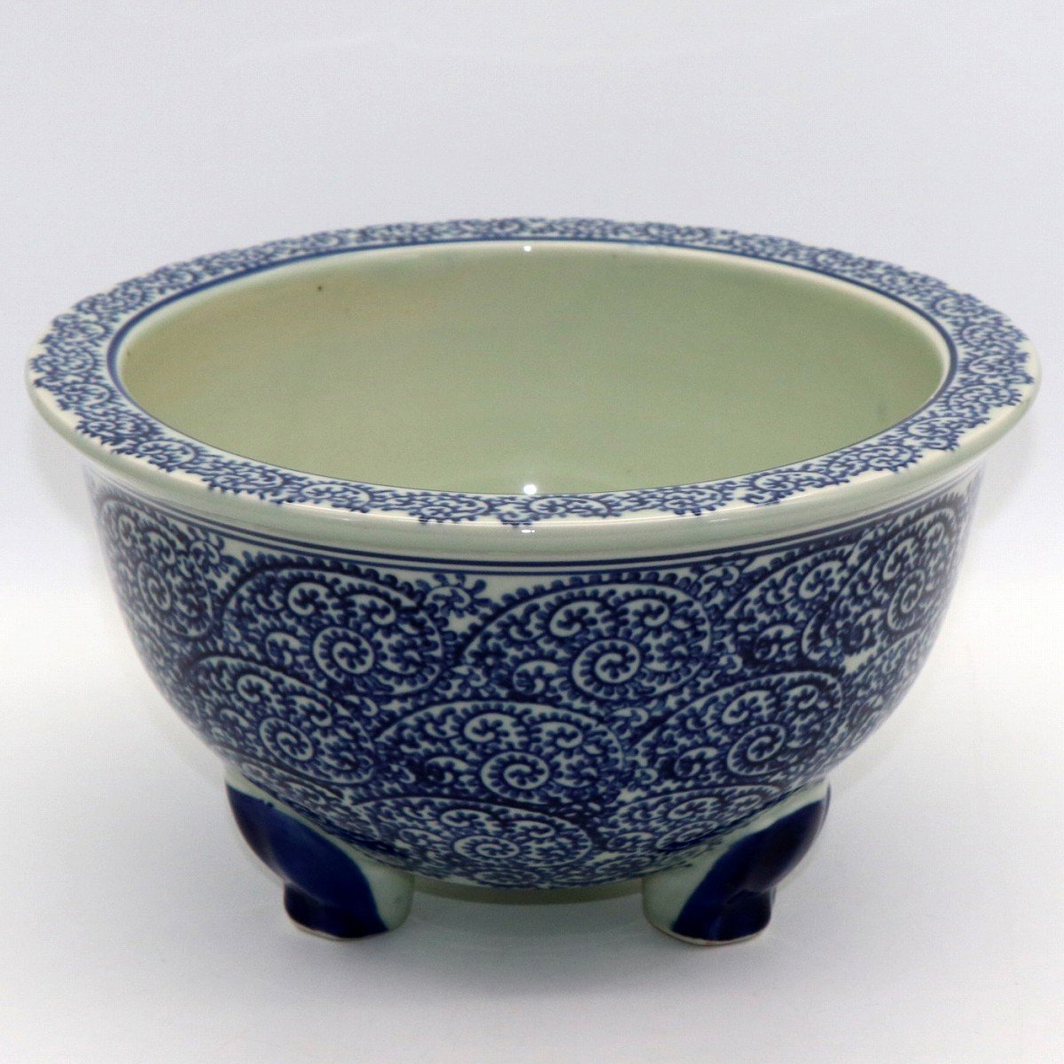 a.f.t.k・三脚・睡蓮鉢・金魚鉢・メダカ鉢・染付・唐草・No.210513-06・梱包サイズ80拍卖