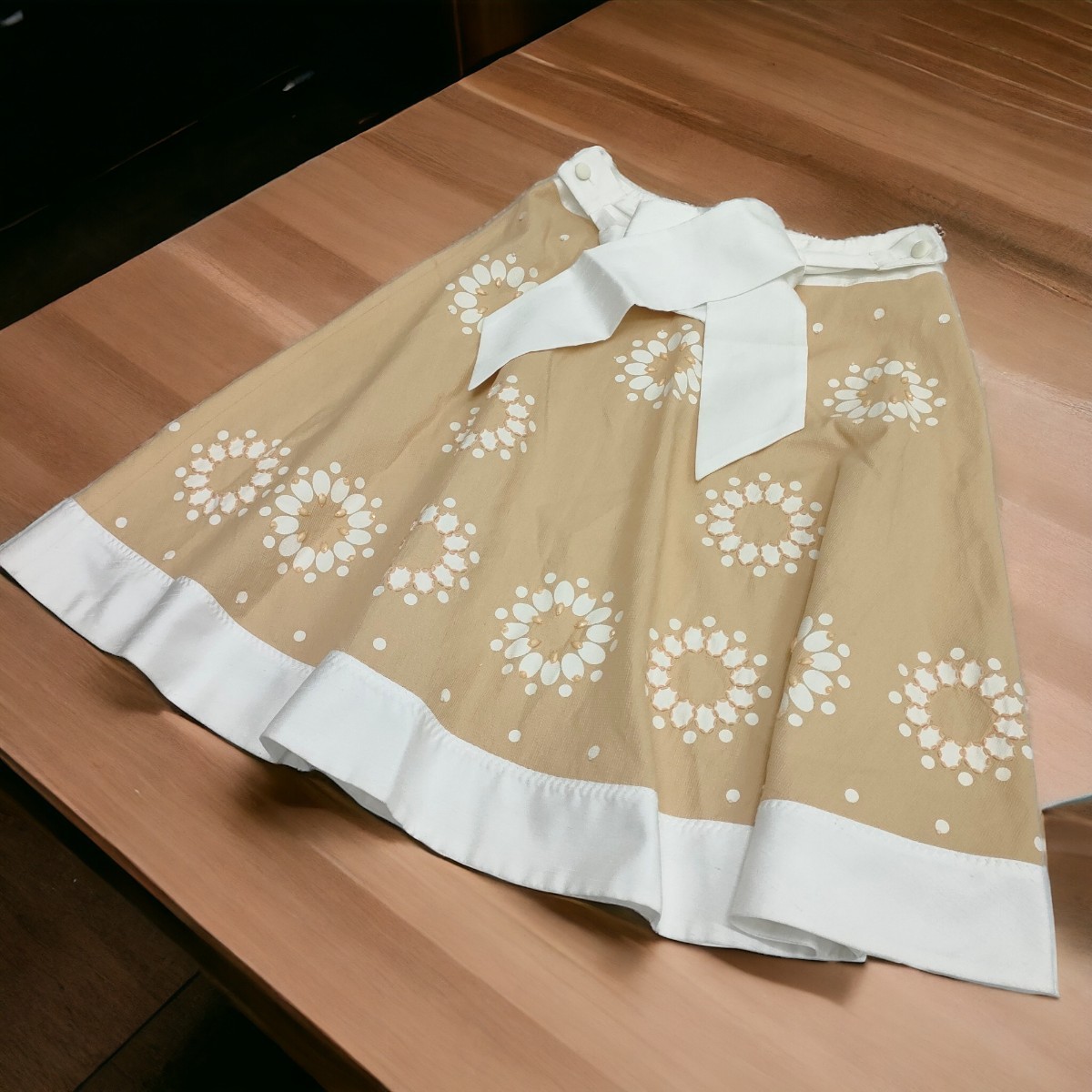 トゥービーシック/ TO BE CHIC レディース フレアスカート ひざ丈 ベージュ × 白 花柄 38サイズ 軽め 春夏服 I-3377拍卖