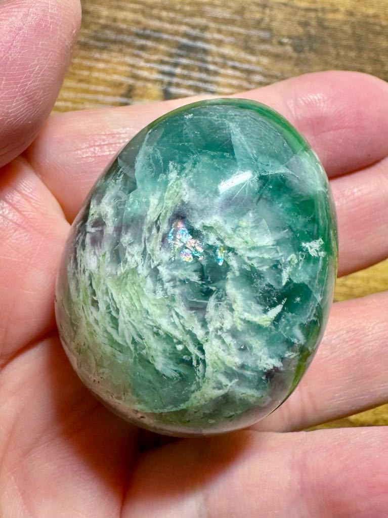 ■ 高品質 美しい!虹入り〜 エンジェルフェザー イン フローライト エッグ 卵型 原石 鉱物 鑑賞石 天然石拍卖