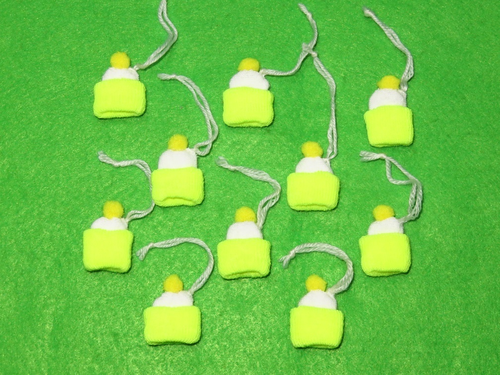 【☆ミニニットボウシチャーム10個☆】蛍光黄/白 蛍光キイロ/シロ ニットぼうし 蛍光イエロー/ホワイト ギフトのラッピングデコレーション拍卖