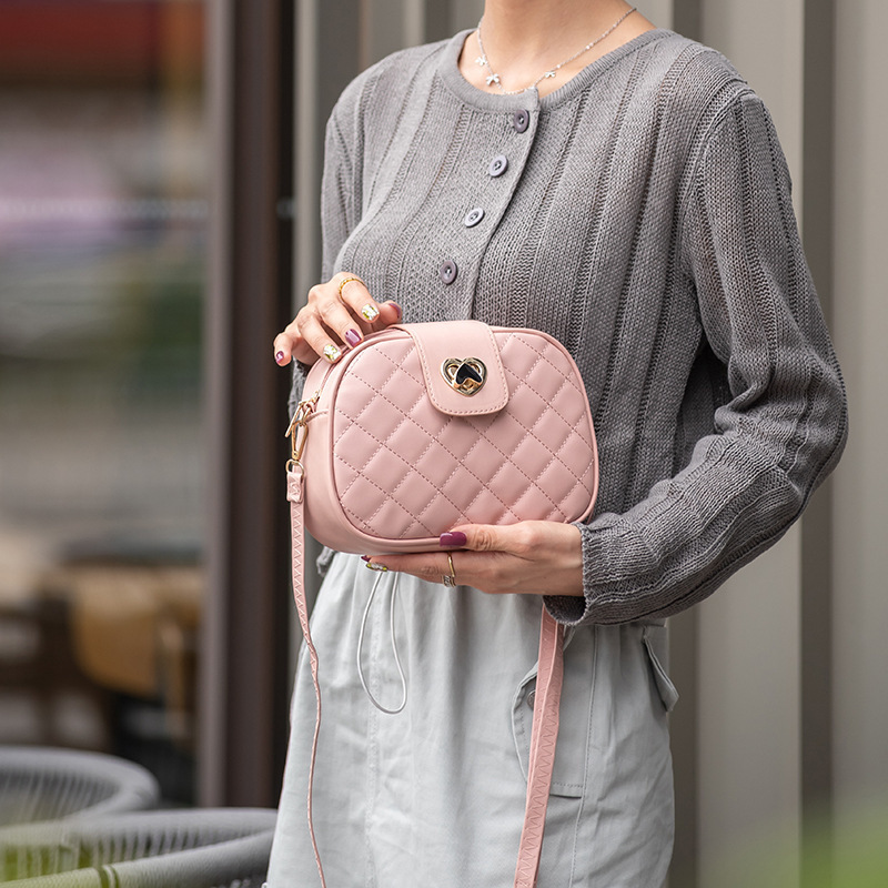 お色選択可 ザーポシェット ショルダー ミニバッグ 斜め掛け鞄肩掛け鞄 レディース 女性用鞄ハート留めです レザーラウンド型拍卖