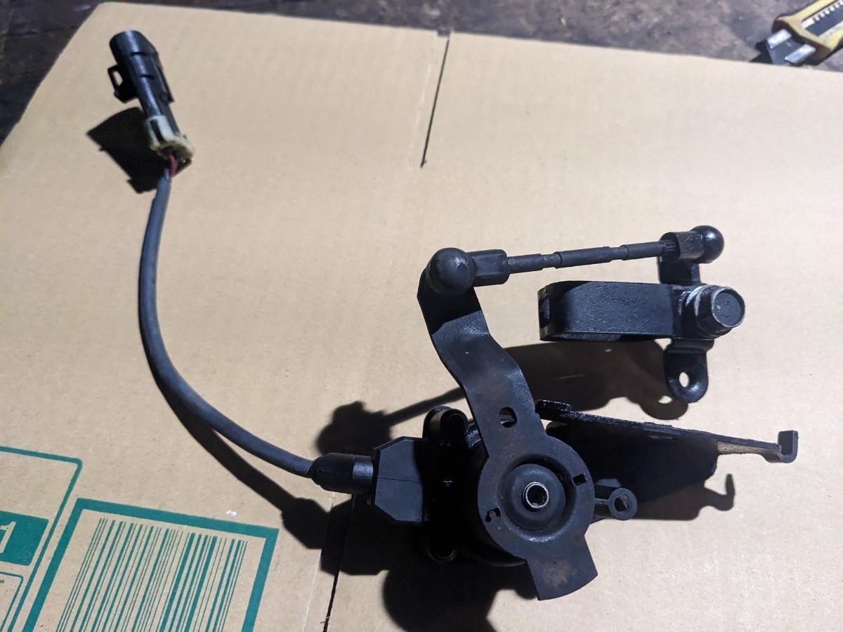 エスカレード 02 リア エアサス ハイトセンサー 左拍卖