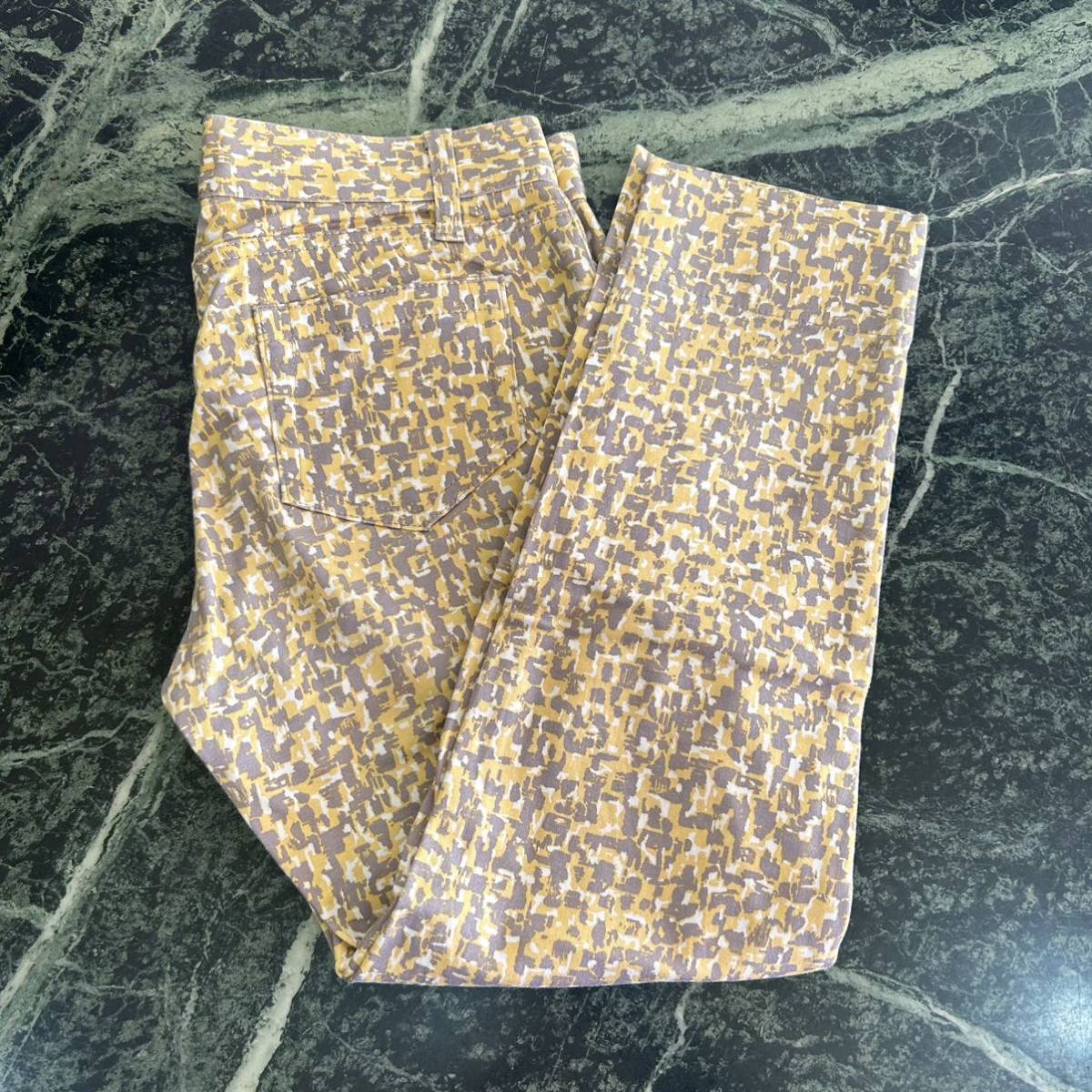 【美品】INDIVI★インディヴィ サブリナパンツ 36サイズ Sサイズ 総柄 黄色×グレー レディース カプリパンツ拍卖