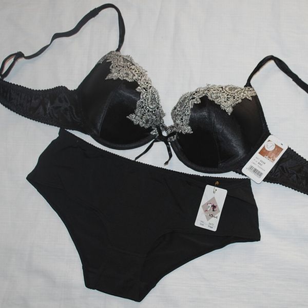 未使用 C80L くっきり谷間 寄せ上下厚カップ ラメレースモールドブラ&ショーツ 黒拍卖