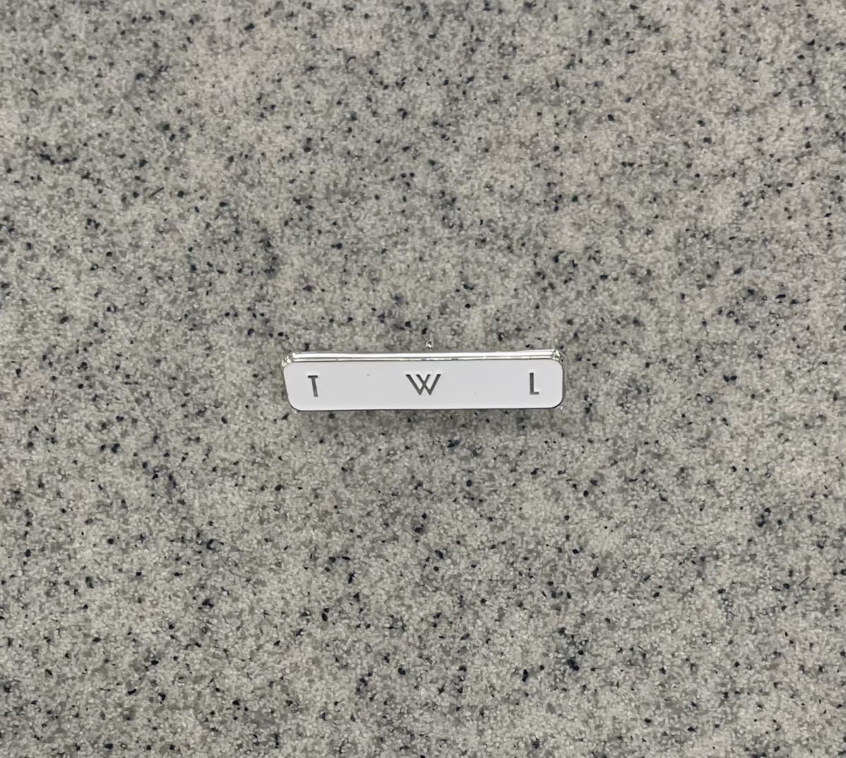 即決! Mrs. GREEN APPLE FC TOUR 2023-2024 “The White Lounge” ☆ ピンバッジ D 新品 / ミセス グリーン アップル拍卖