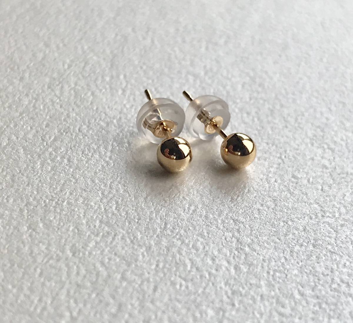 K18 丸玉ピアス 4mm 1ペア K18シリコンキャッチ付き 送料無料拍卖