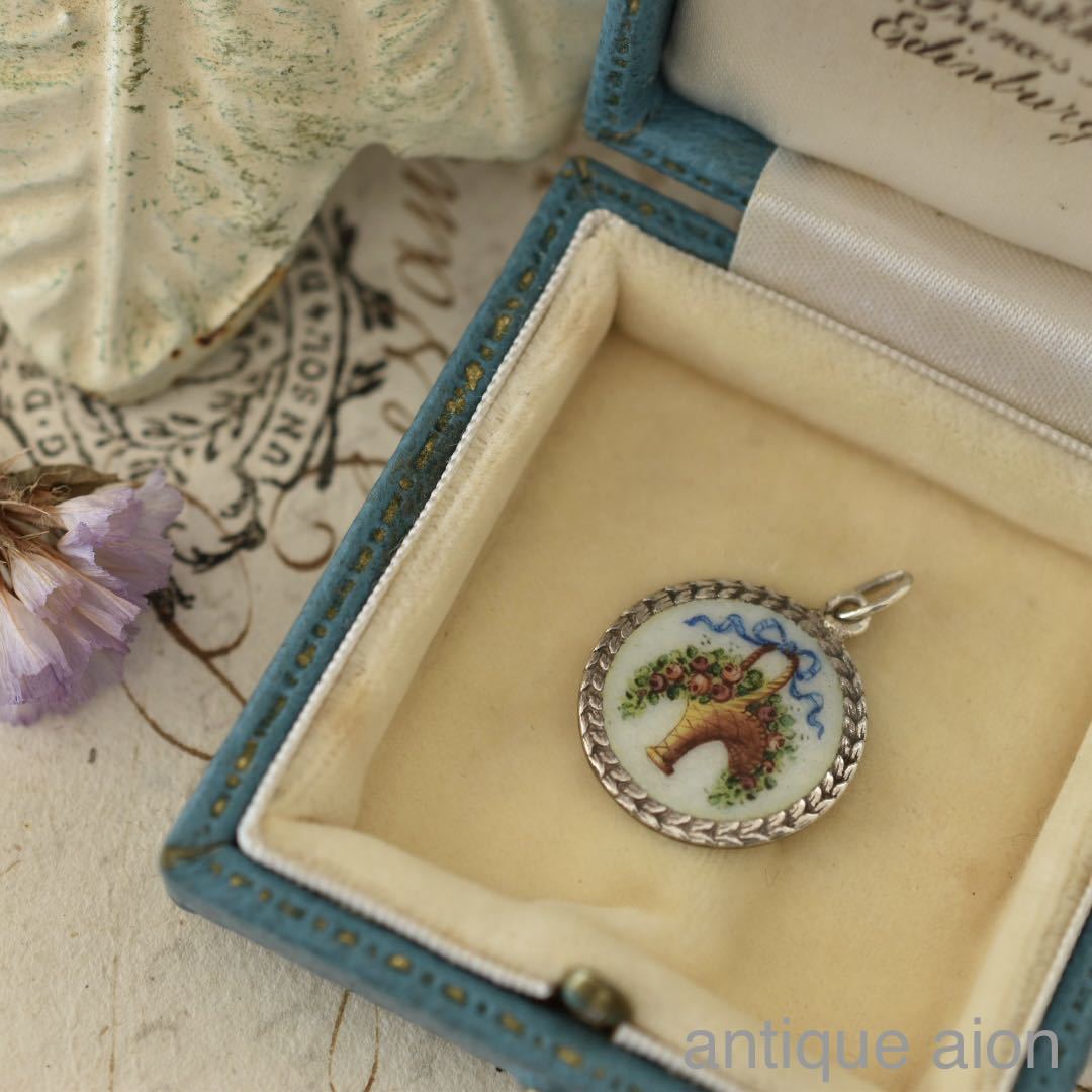 英国アンティーク 1905年頃 エドワード王朝時代 スターリングシルバーとエナメル お花のバスケットペンダント チャーム/トップ拍卖