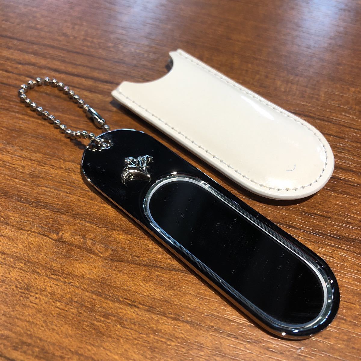 〈送料無料〉ミキモト リップミラー コンパクトミラー 鏡 手鏡 ミニミラー 白 シルバーカラー 本革拍卖