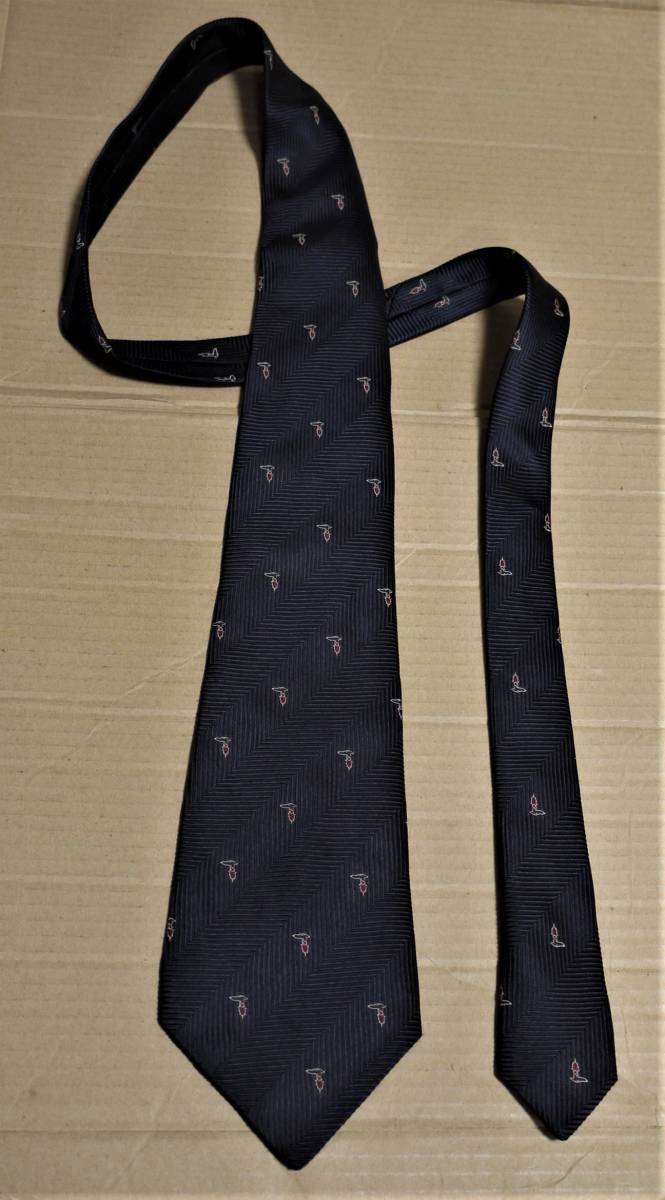 トラサルディのネクタイ グレイハウンド(犬)と盾を組み合わせたロゴマーク柄拍卖