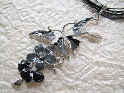 バタフライ&フラワー ペンダントヘッド モノトーン拍卖