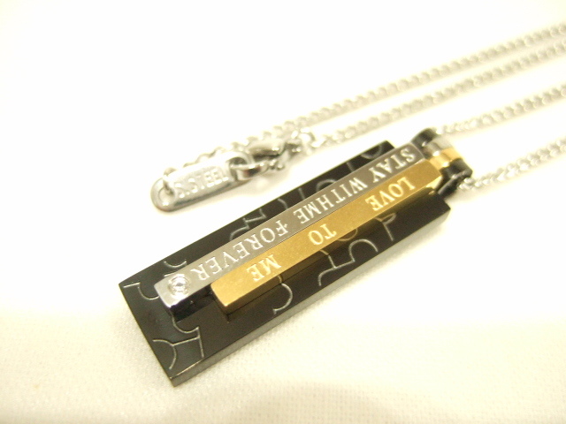 横浜最新 魅惑のLOVE TO ME STAY WITHME FOREVER♪ブラックに金銀ツートンステンレスペンダント&チェーン50cm 送料220円ξbalnξξ24拍卖