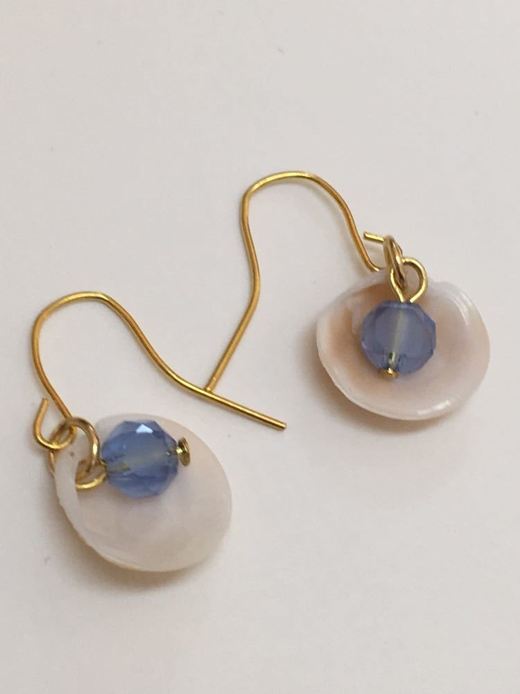 ハンドメイド★シェルとボタンカットビーズの ピアス(129)拍卖