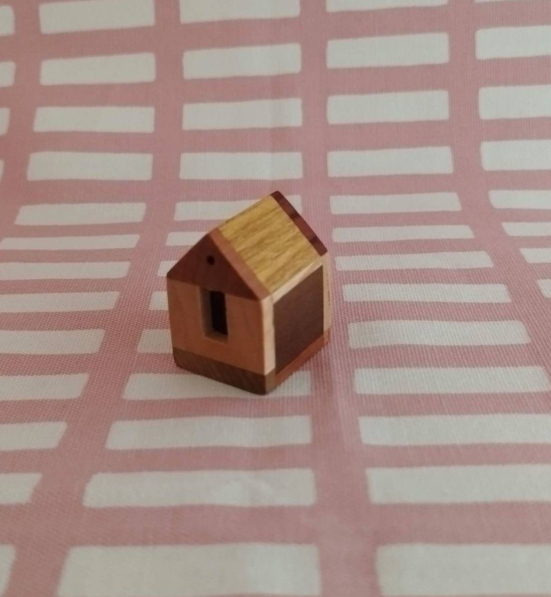 木工作家さん製作の可愛らしい【木の家】です。窓を覗くと…ステンドグラスがきれいですよ。拍卖