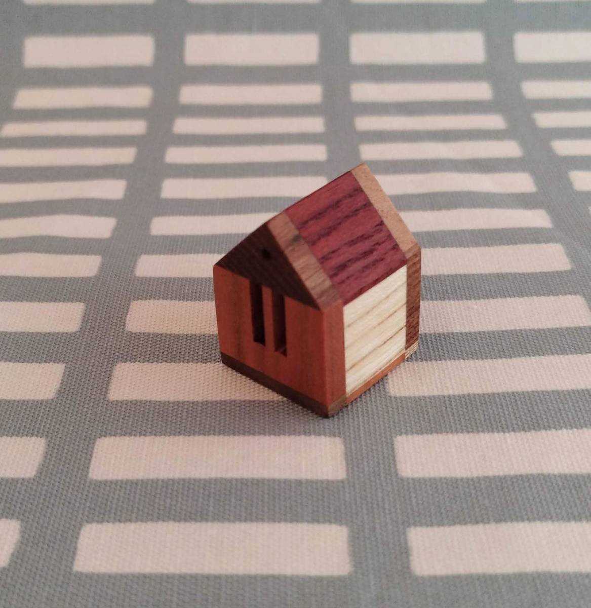 スモールハウス 可愛らしい【木の家】です。窓辺のインテリアにいかがでしょうか。拍卖