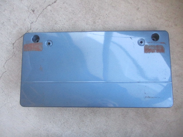 ■ベンツ W202 フロントバンパーナンバープレートパネル 中古 青 2028850381 部品取あり ライセンス ステー トリム ブラケット ホルダー ■拍卖