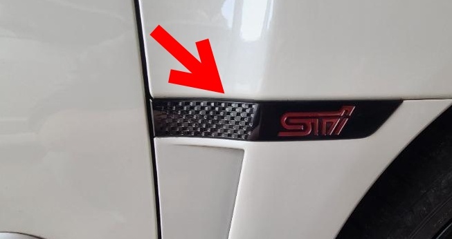 新品 純正品 SUBARU スバル フェンダーガーニッシュ フェンダーエンブレム 運転席側 USスバル WRX STI シリーズホワイト 拍卖