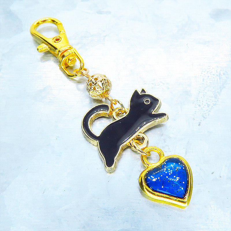 跳び黒猫とブルーハートの大人可愛いキーホルダー エナメル ゴールドメタルビーズ マリンブルーレジン 金具変更可拍卖