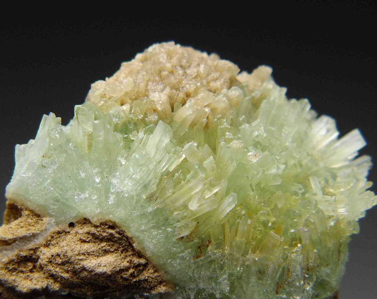 ☆☆ アラゴナイト (蛍光) <アフガニスタン> 84 ☆☆拍卖