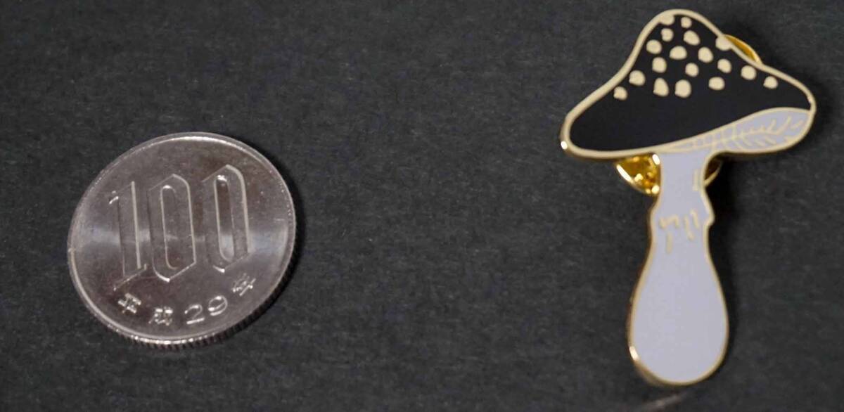 《黒茸US仁王立ち》デンジャー黒金■新品『金 斑 キノコ』マッシュルーム 金属ピンバッジ バッチ■おしゃれ ファッション pin collection拍卖