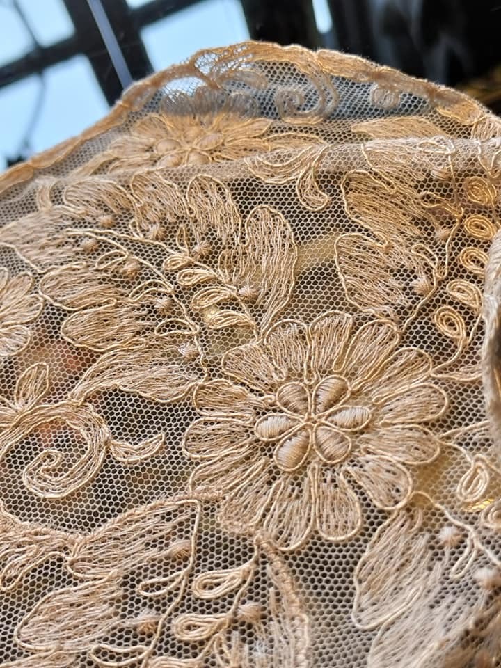 フランス アンティーク タグ付き Magasins du Louvre Paris 綺麗なお花、葉っぱ模様 刺繍 ベージュ レース!拍卖