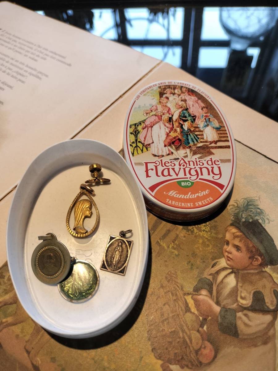 フランス アンティーク 可愛いあめ Mandarina Flavigny の中に ルルドの泉 マリア様 メダイ ホーロー 4点セット!拍卖
