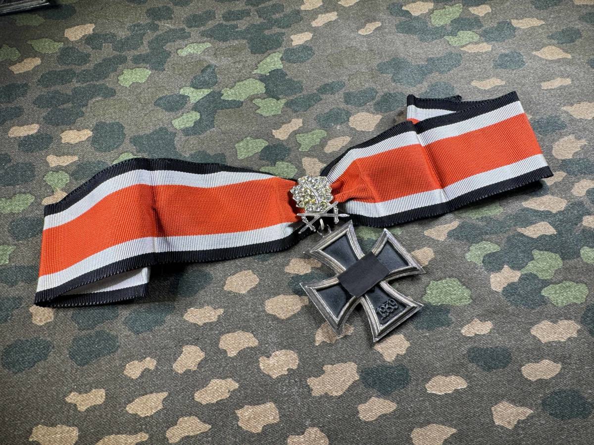 レプリカ ドイツ軍 第二次世界大戦 騎士鉄十字章 柏葉剣付ダイアモンド章 リボン付き 中古品拍卖