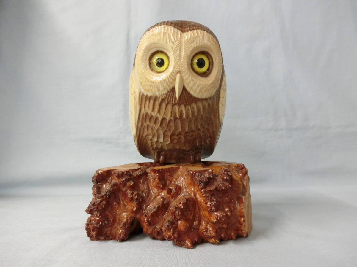 【送料無料】木彫り フクロウ 梟 高さ:約19.5cm 横幅:約15.5cm 奥行:約11.5cm 重量:約900g 彫刻 工芸品 木工品 置物拍卖