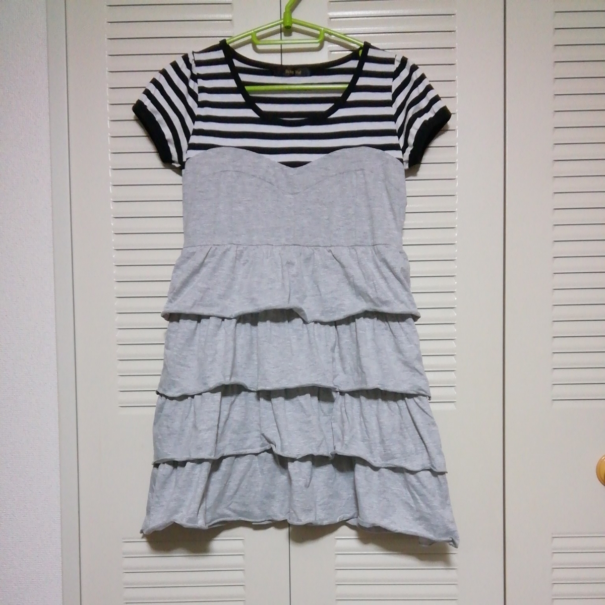 ★【古着】半袖 ワンピース Mサイズ 上部、白、黒、ボーダー柄 スカート部分、グレー フリル付き拍卖