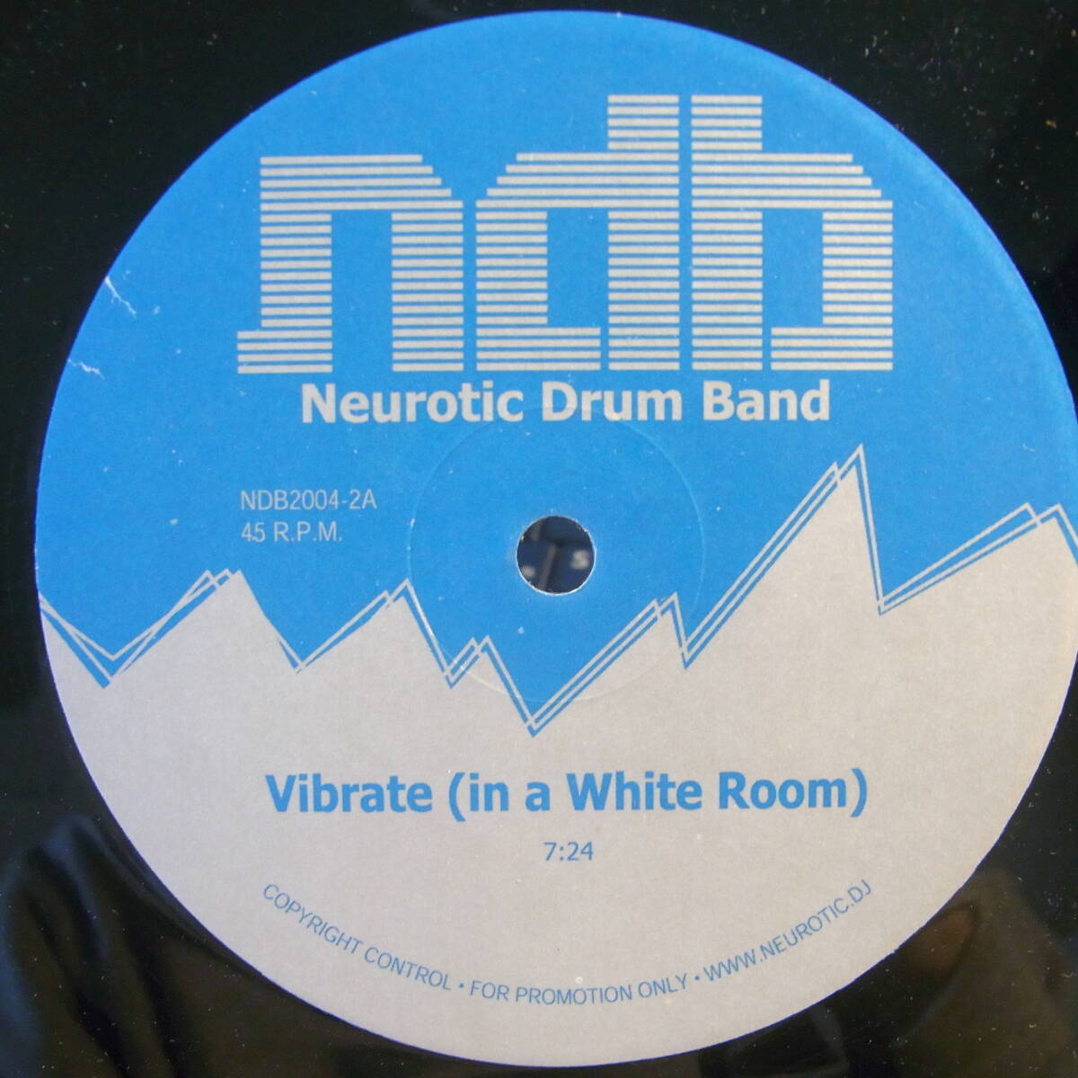 Neurotic Drum Band - Vibrate (In A White Room)拍卖
