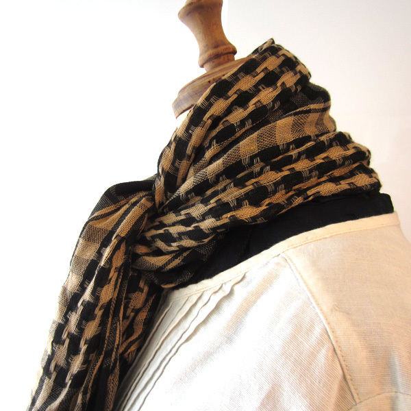 未使用品 スカーフにも出来る格子模様の正方形マフラー拍卖