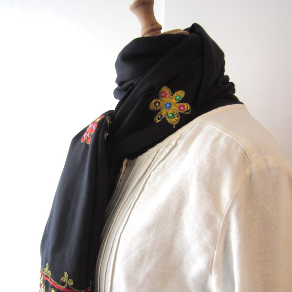 未使用品 スパンコール、金線刺繍の付いた大判ストール拍卖