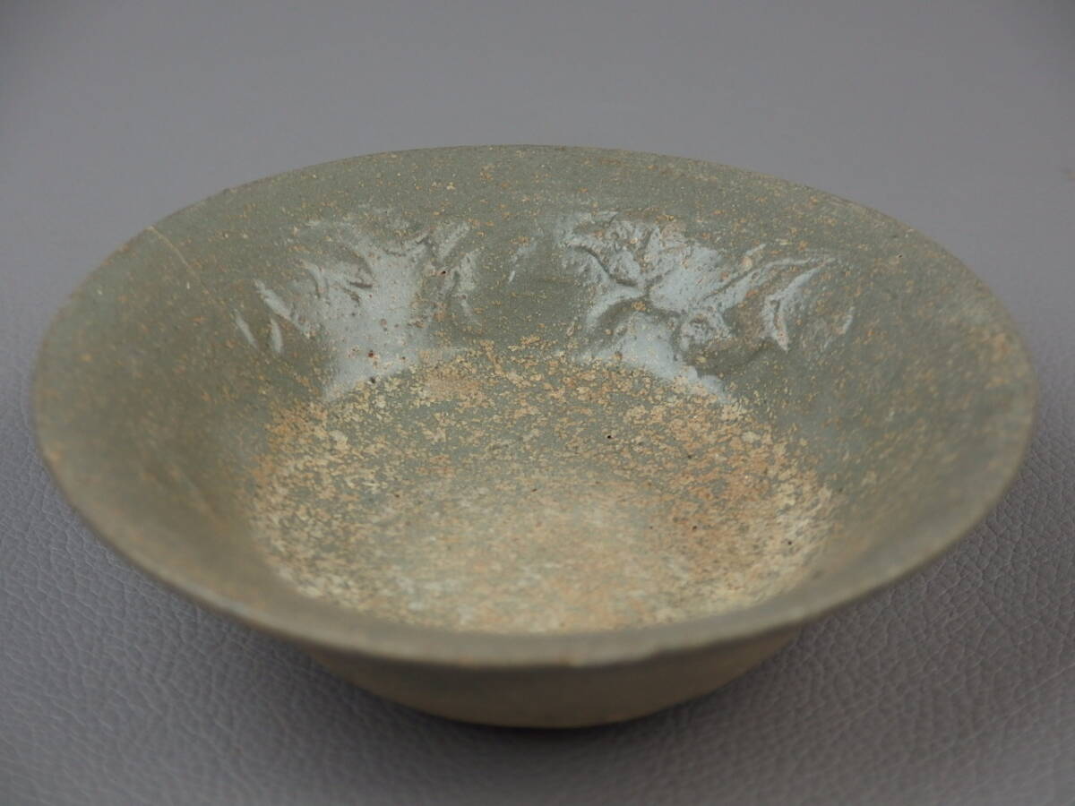 【骨董・茶道具】★李朝 高麗★★青磁陽刻花文小碗 es049tb33.8 盃 酒杯 酒器拍卖