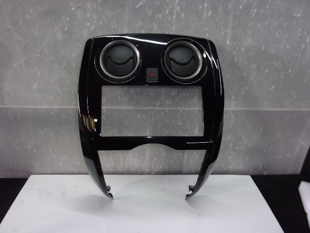 Y【2678】ノート HE12 2017年式 オーディオパネル エアコン周りパネル 送風口付 ハザードスイッチ付 682603VA0A 棚Y8拍卖