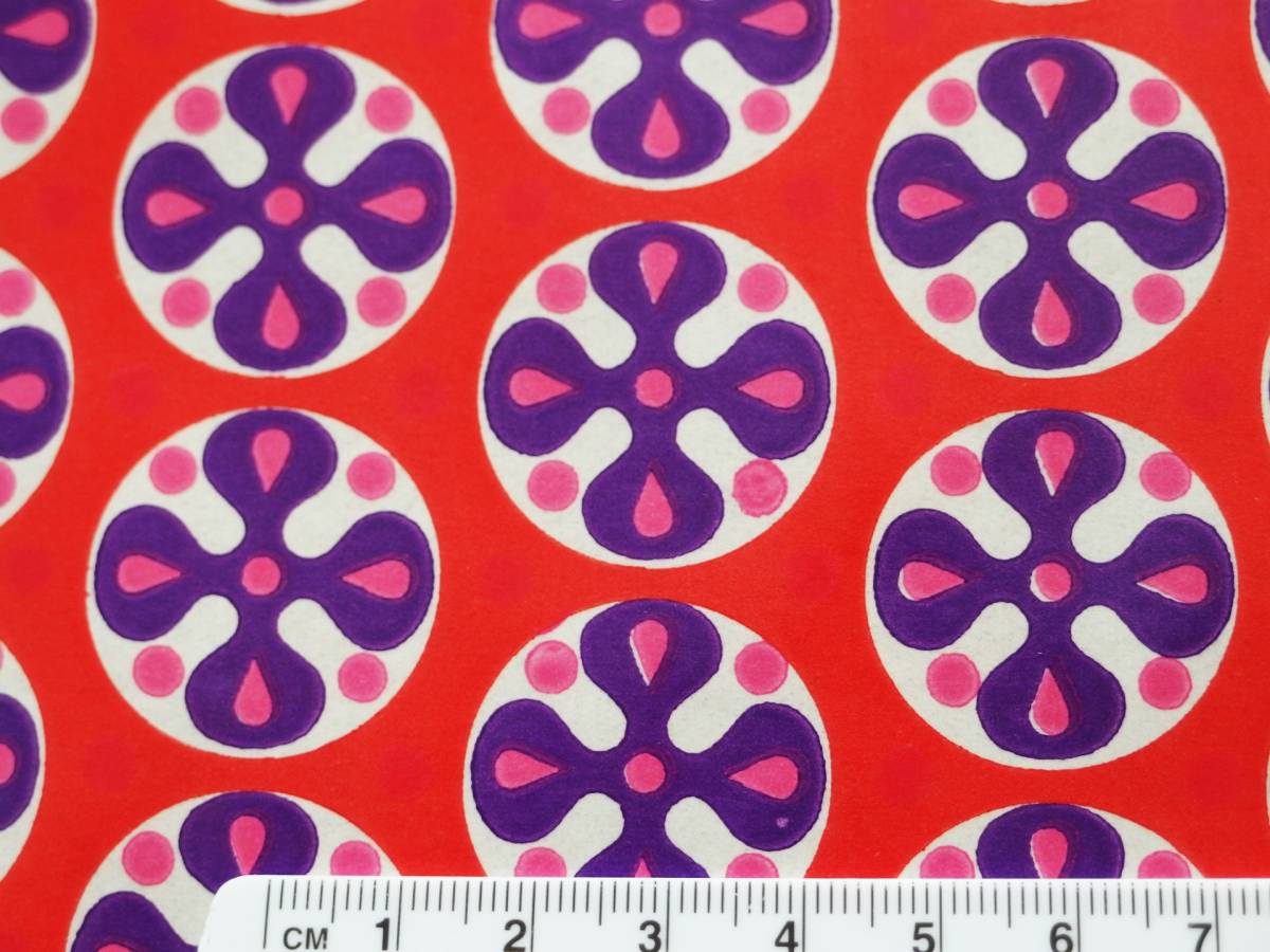 スイス製 ヴィンテージ&レトロ ワックスペーパー,包装紙 (赤い背景に丸の白と紫の幾何学模様)拍卖