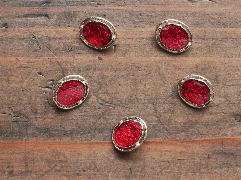 レトロビンテージ手芸雑貨*アクセサリーパーツみたいな金属ボタン・15×17㎜・レッド・5個セット拍卖