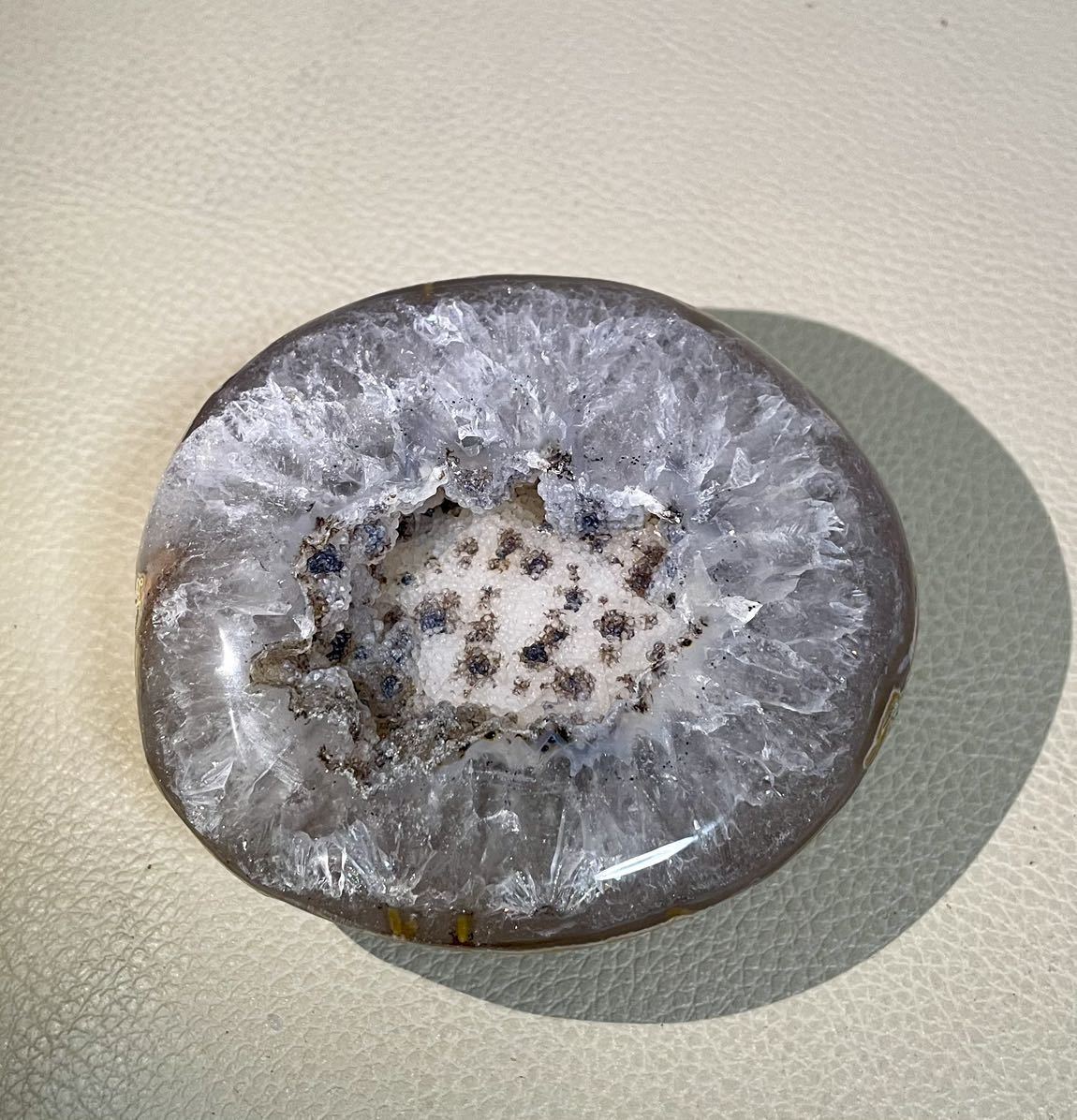 トレジャー瑪瑙 ジオード 浄化 晶洞 置物インテリア 魔除 お守 幸運 ラッキー 風水晶 原石 パワーストーン 雪模様 ホワイト シュガー拍卖