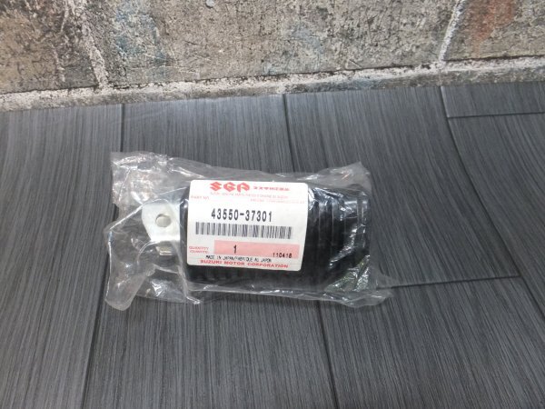 SUZUKI BOULEVARD 純正ステップ 右側 新品未使用 27S拍卖