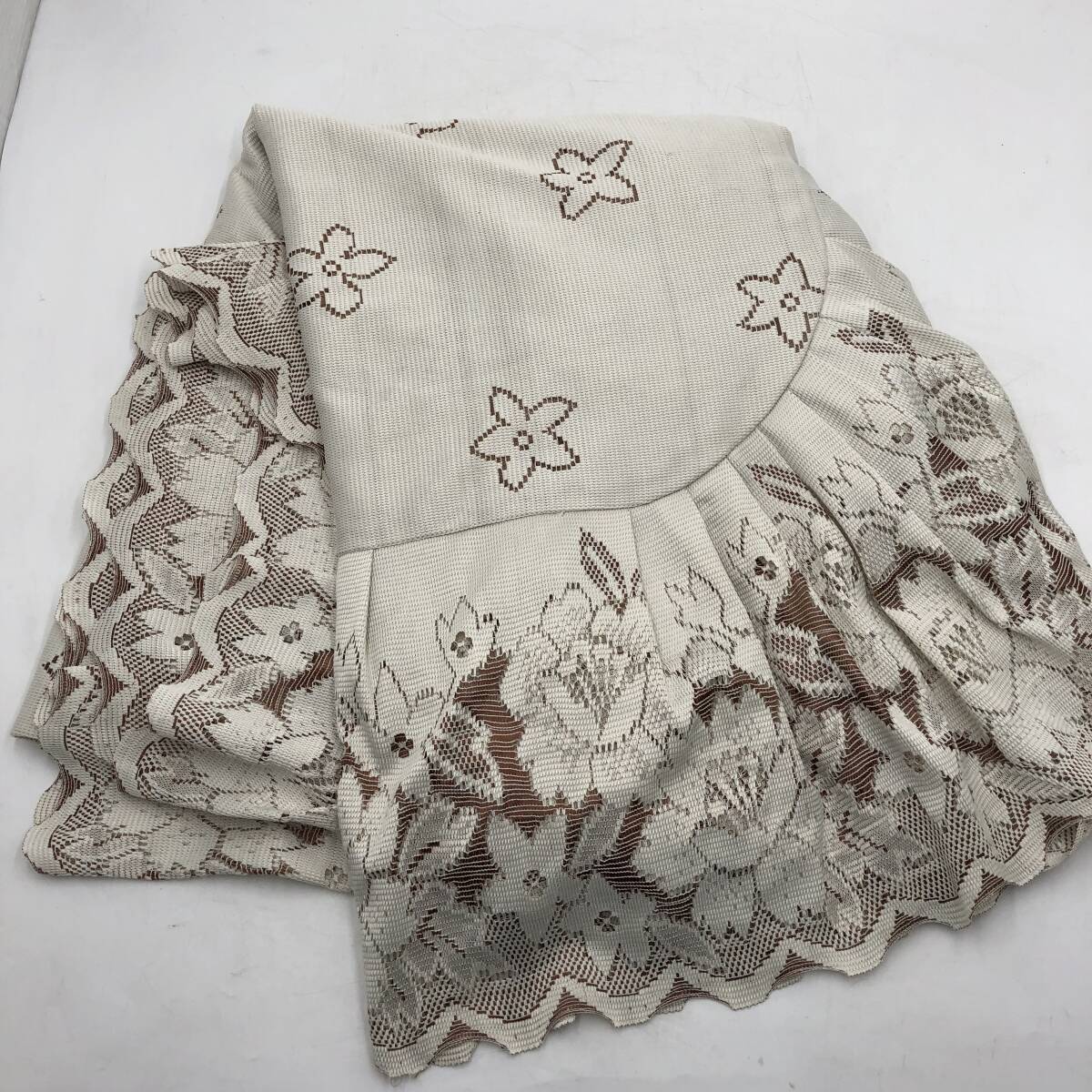 【おしゃれ】★テーブルクロス★レース 正方形 台部分:140×140㎝ レース部分:27㎝ 花柄拍卖