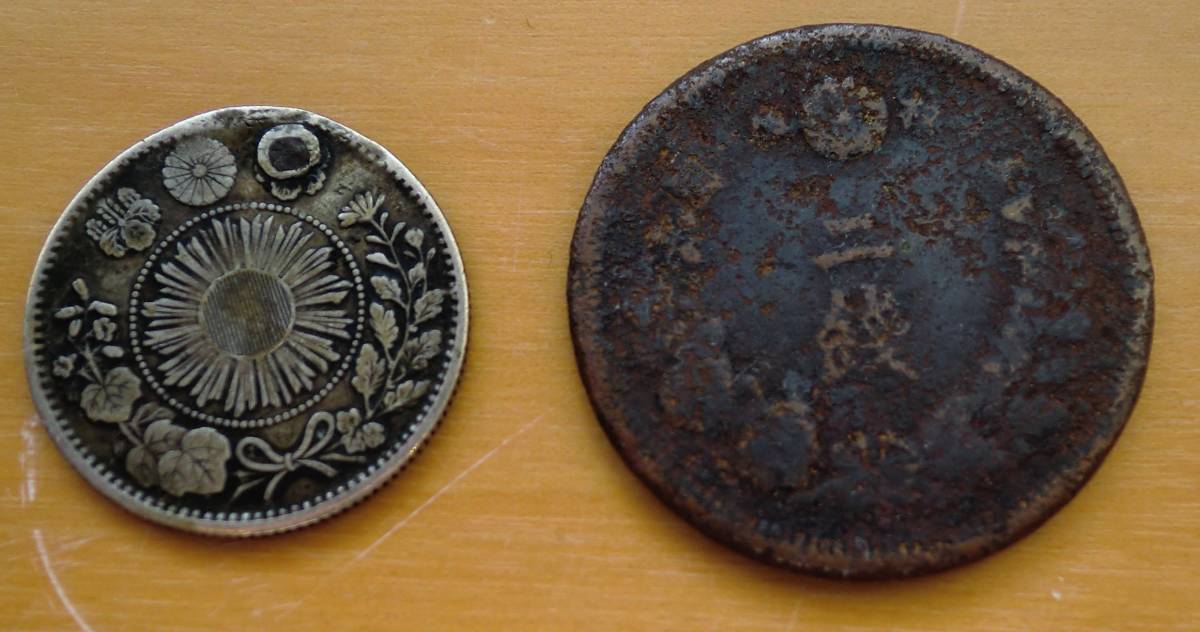 明治四年 ニ十銭硬貨+明治九年 ニ銭硬貨 古銭 硬貨 2枚まとめて いろいろ 穴銭 コイン お宝探し拍卖