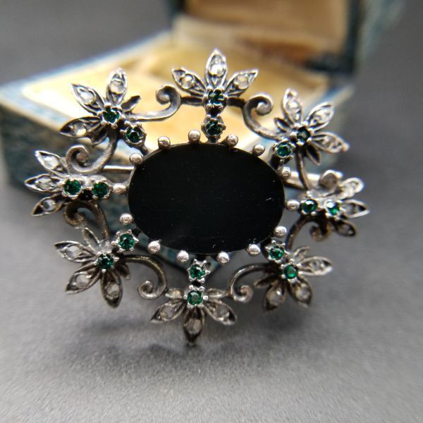 ヴィクトリアン フローラル ヴィンテージ ブローチ ブラックトップ オーバル 緑石 花 透かし装飾 クラシックエレガント. SNL5拍卖