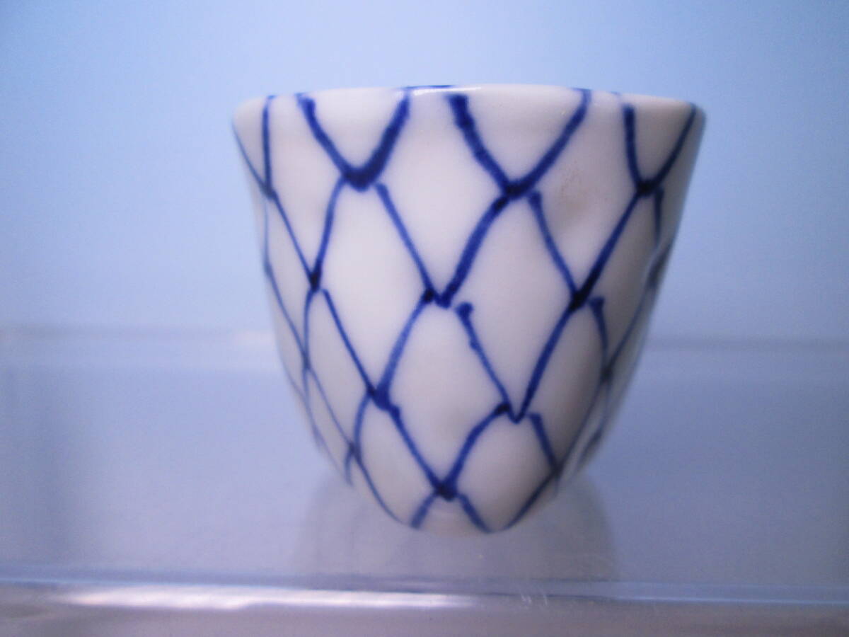☆古陶磁 盃台 酒盃コレクション・瑞鳳 染付 網目文酒杯 酒盃/酒盃/酒器/ぐい呑拍卖