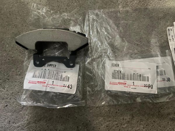 残りわずか!【未使用 トヨタ 純正流用】アクア NHP10 ステアリングシェイクダンパー 取り付けネジセット拍卖